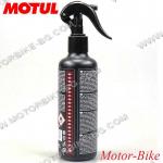 СПРЕЙ ЗА ПОЧИСТВАНЕ НА ШЛЕМ И ВИЗЬОР 250мл - MOTUL HELMET & VISOR CLEAN MC CARE M1-4